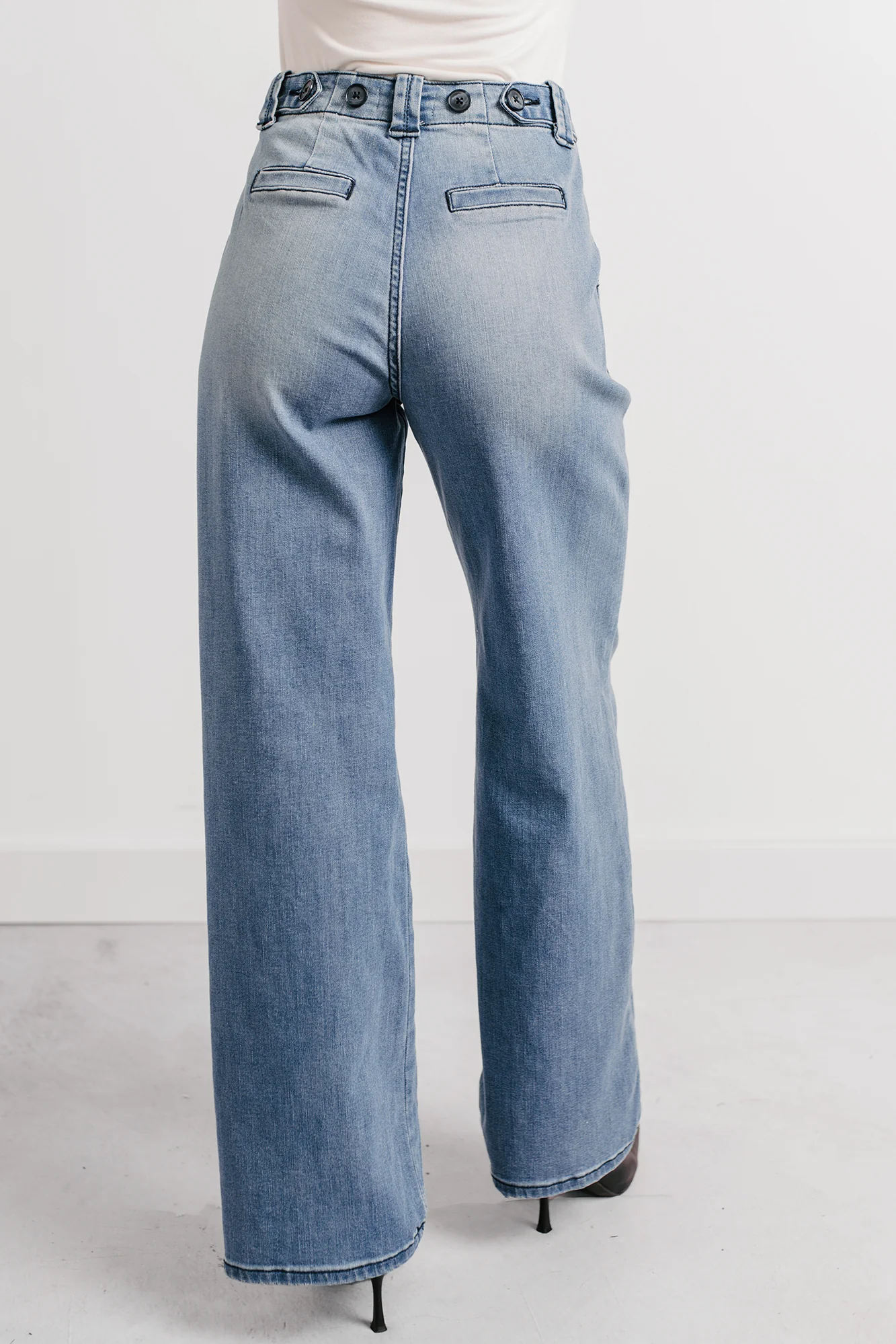 Betty Non-Distressed High Rise Wide Leg Sneak Peek Jeans (Medium Light) - Image 4