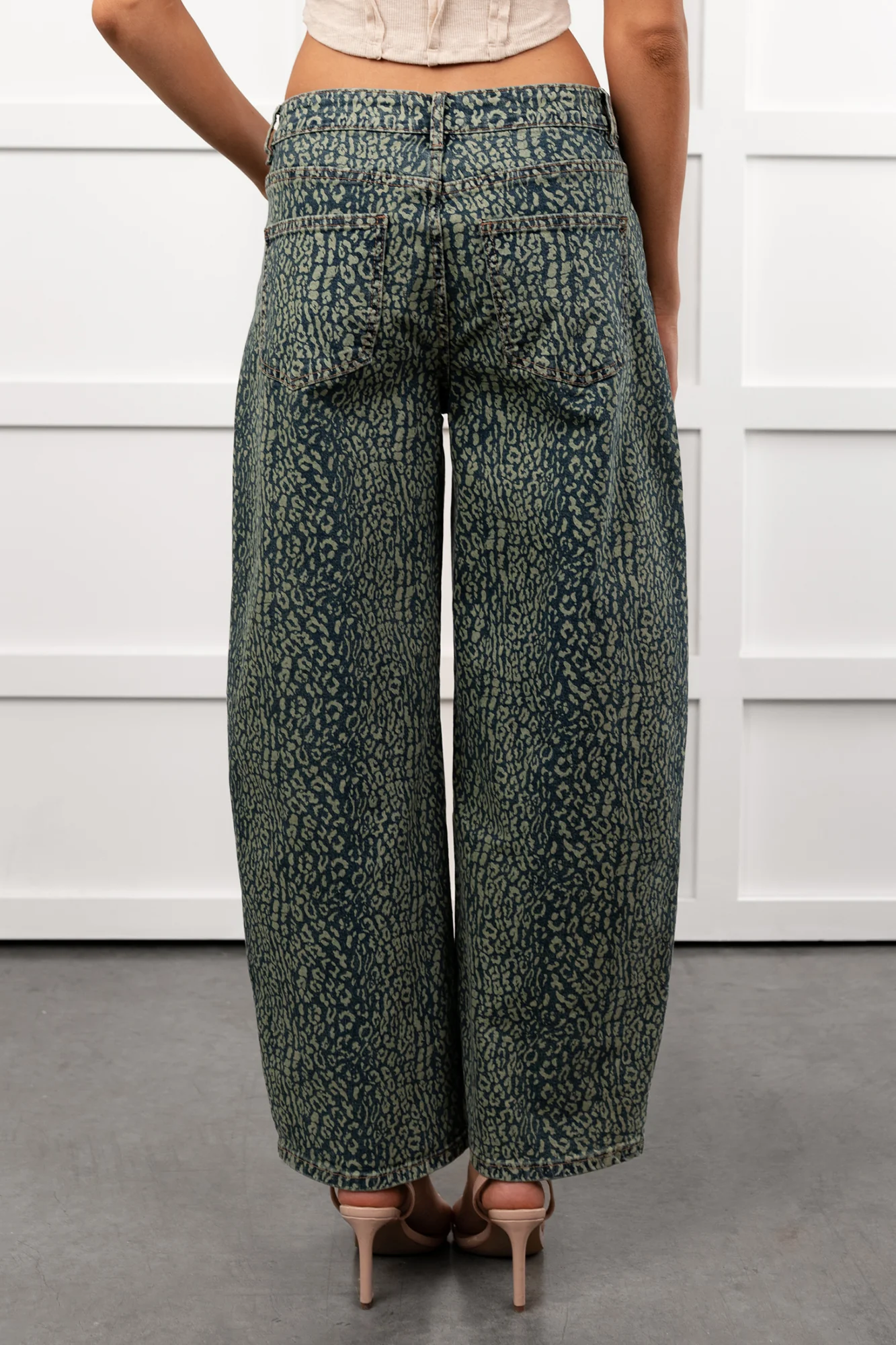 Boden Leopard Wide Leg ANWND Jeans (Denim) - Image 9