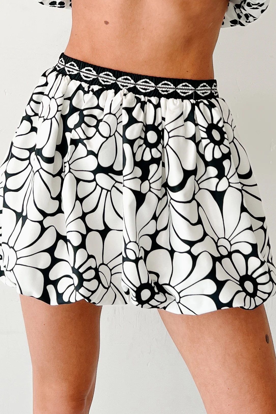 Chic Allure Floral Bubble Hem Set (White/Black) - Image 12