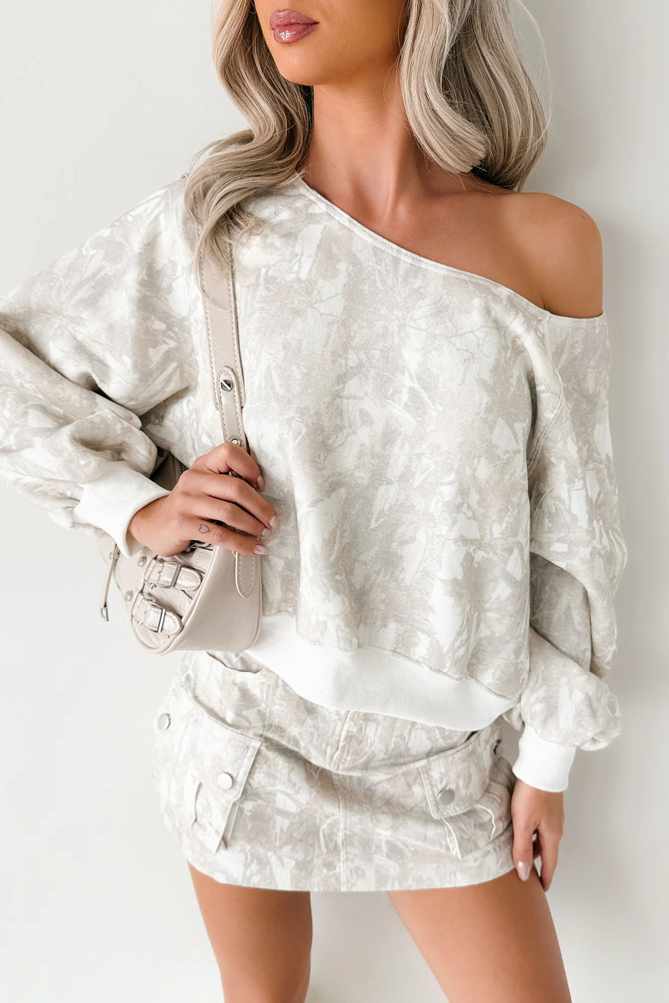 Chic Command Off The Shoulder Sweatshirt (Camo) - Image 8