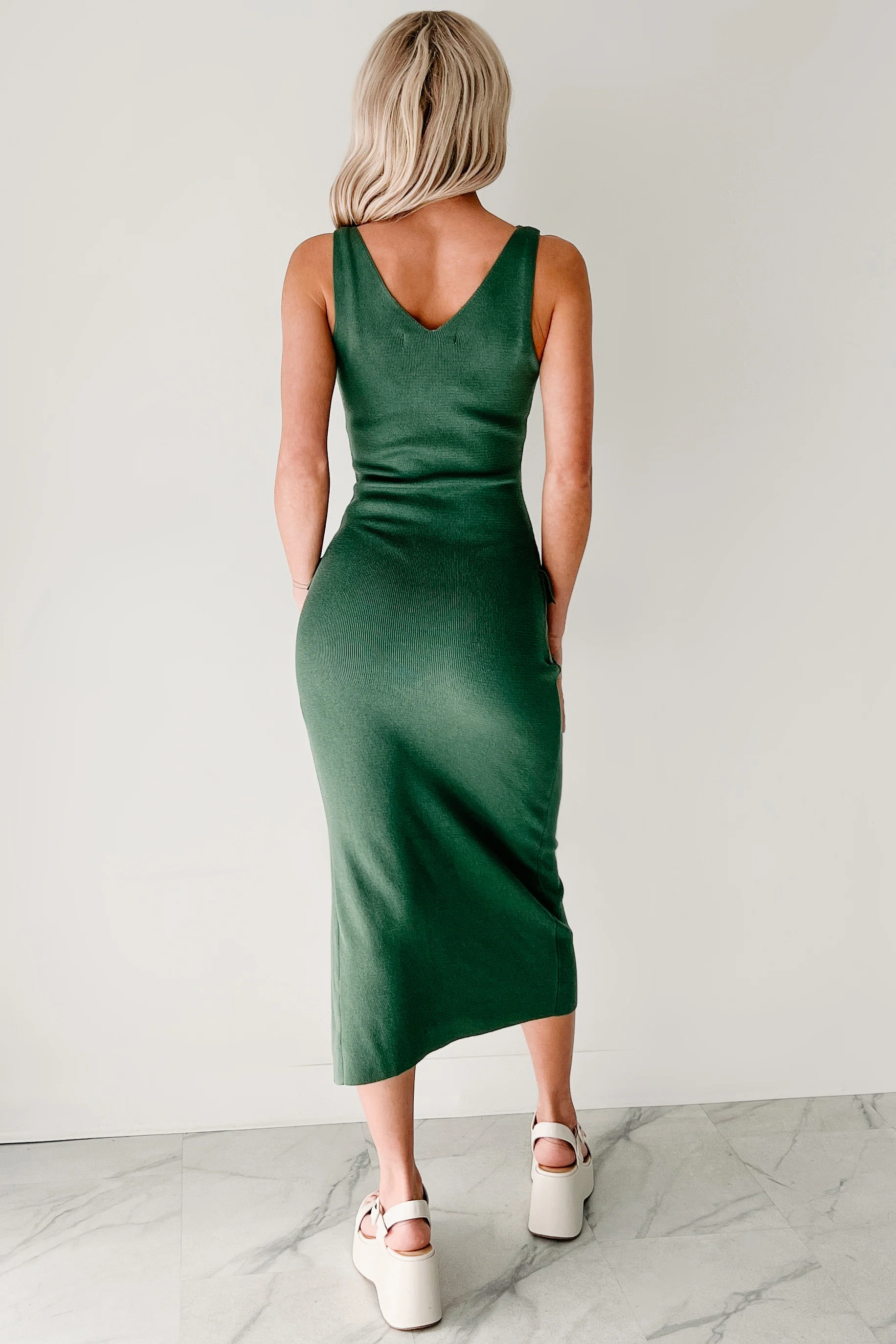 Effortlessly Cool Sleeveless Cargo Pocket Midi Dress (Green) - Image 3