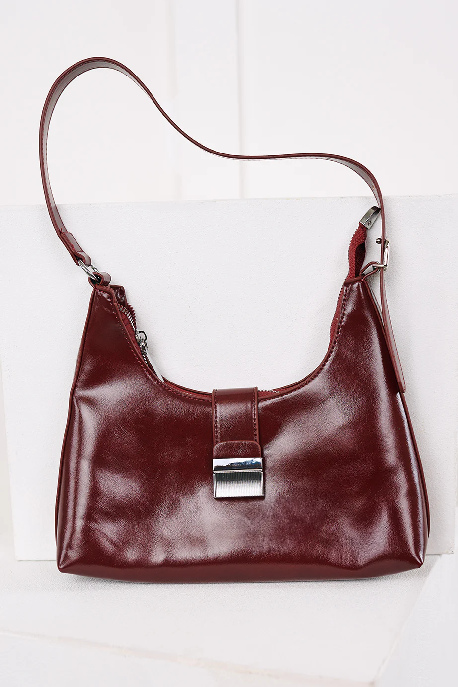 Vogue Visionary Faux Leather Handbag (Red)
