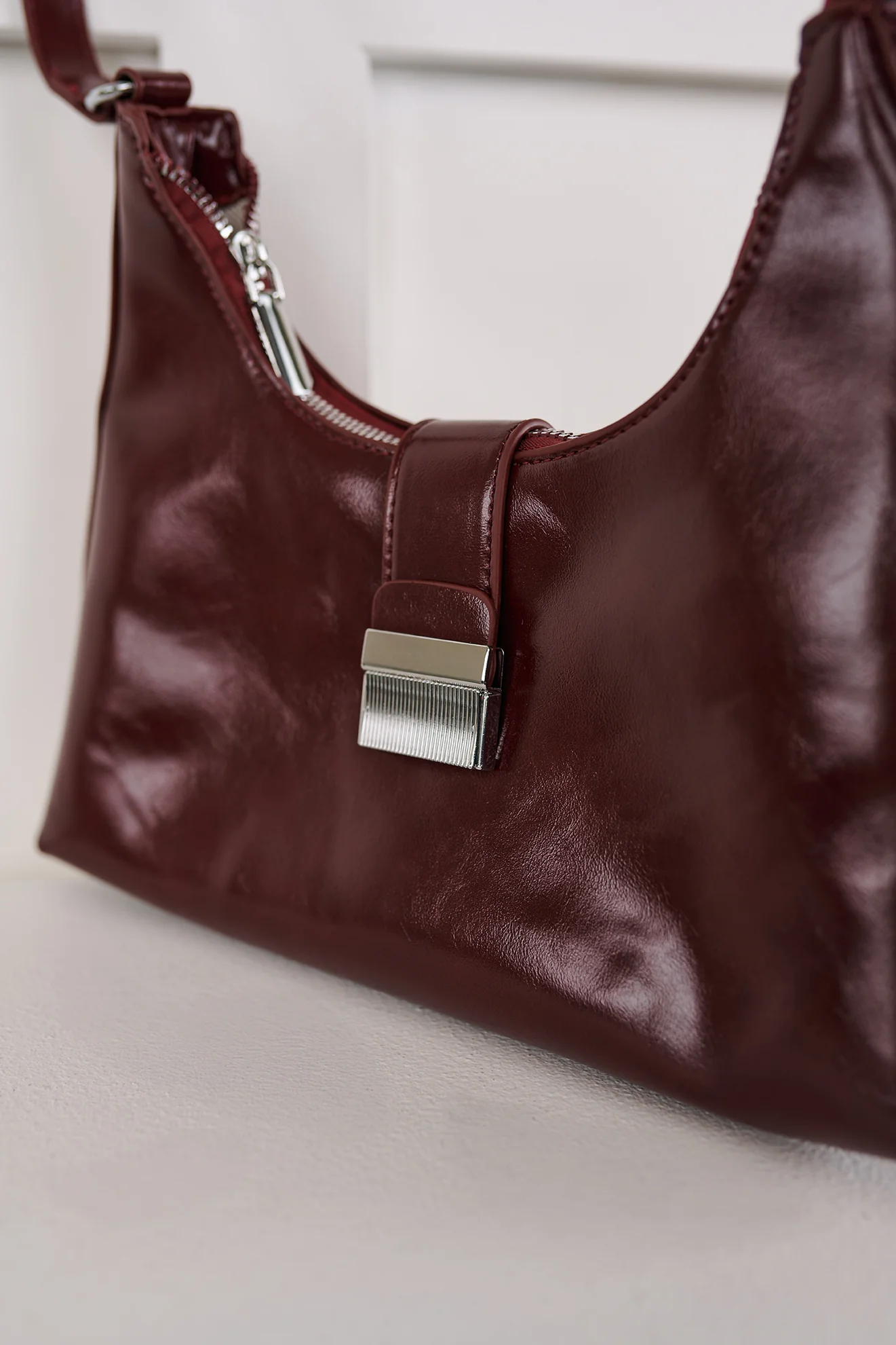 Vogue Visionary Faux Leather Handbag (Red) - Image 5