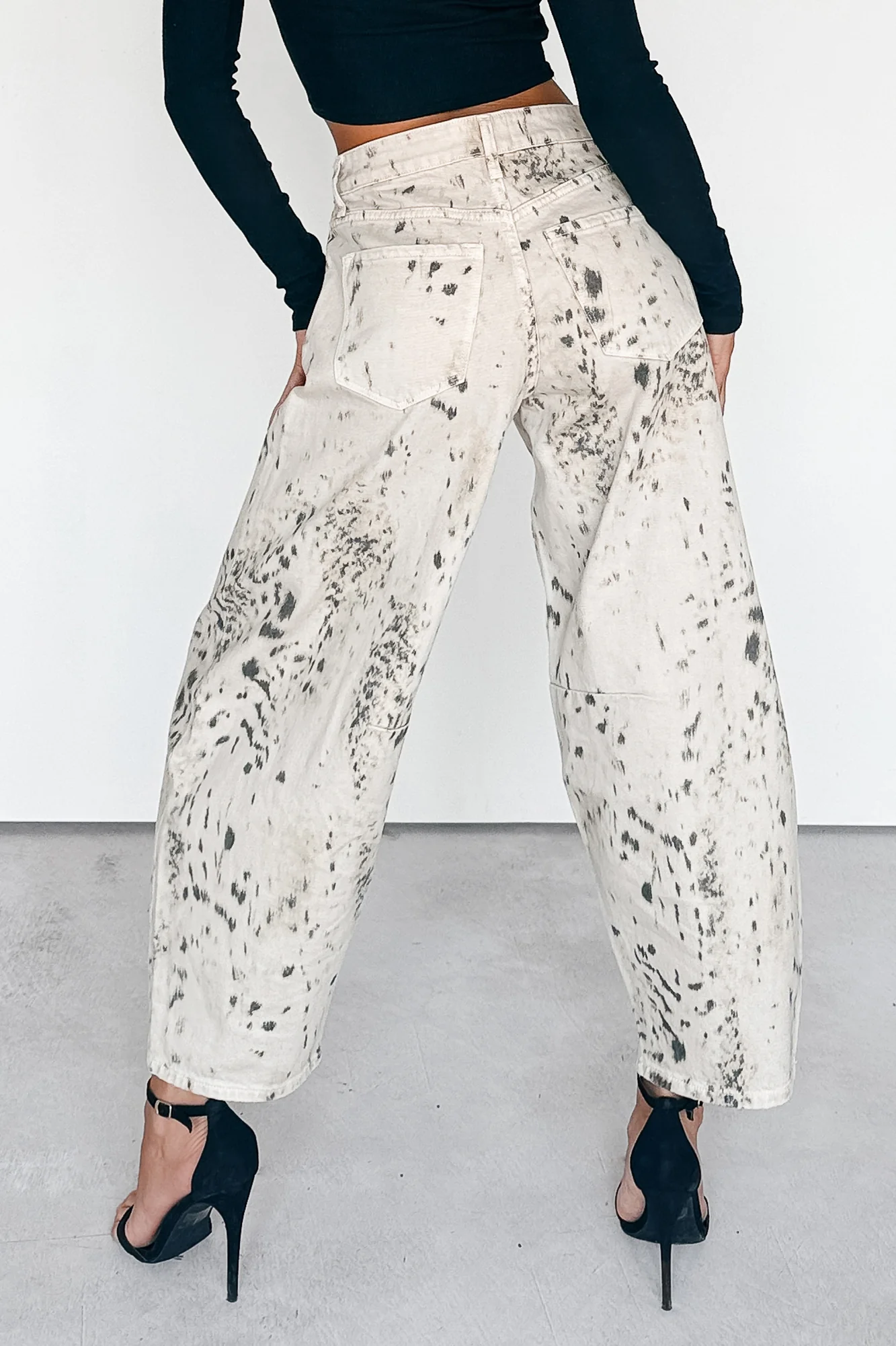 Zane High Rise Printed Barrel Kancan Jeans (Beige/Black) - Image 9